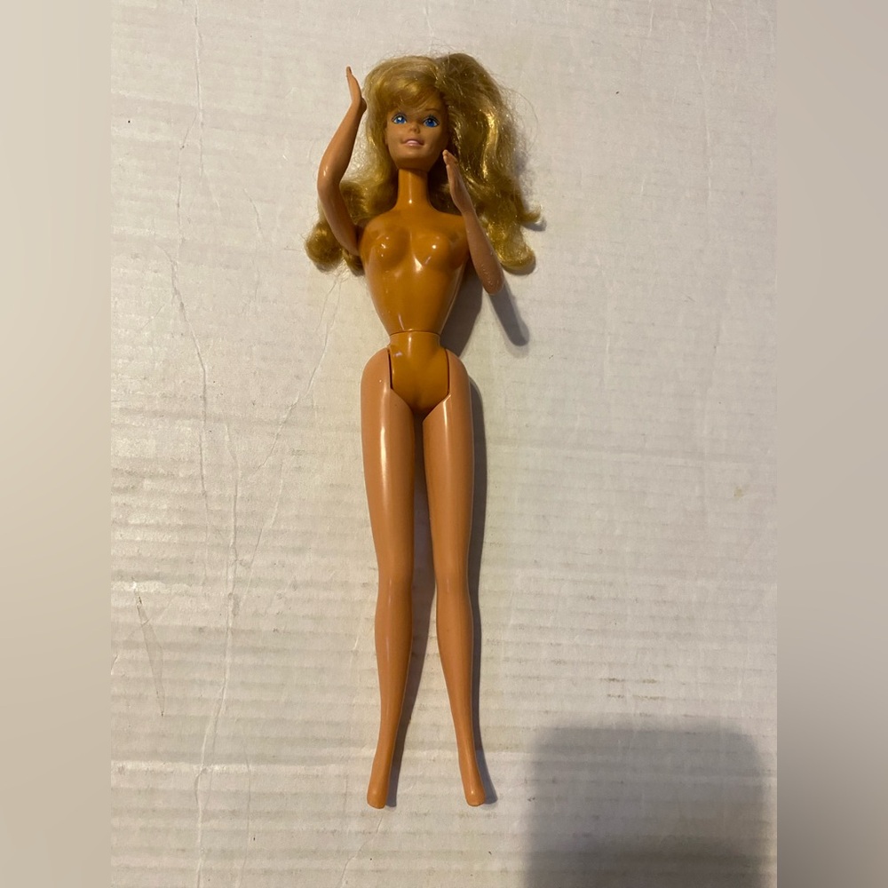 VTG Mattel bendable legs barbie twist and turn blonde hair and blue eyes